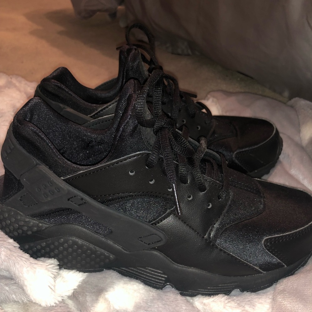 Blackout Nike Huaraches